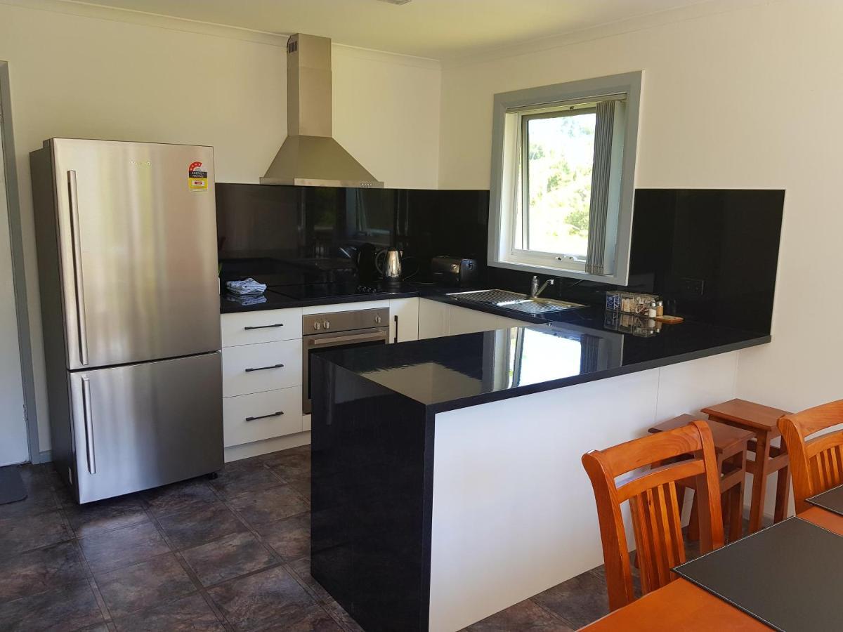 Regatta Point Tavern & Holiday Villas Strahan Room photo